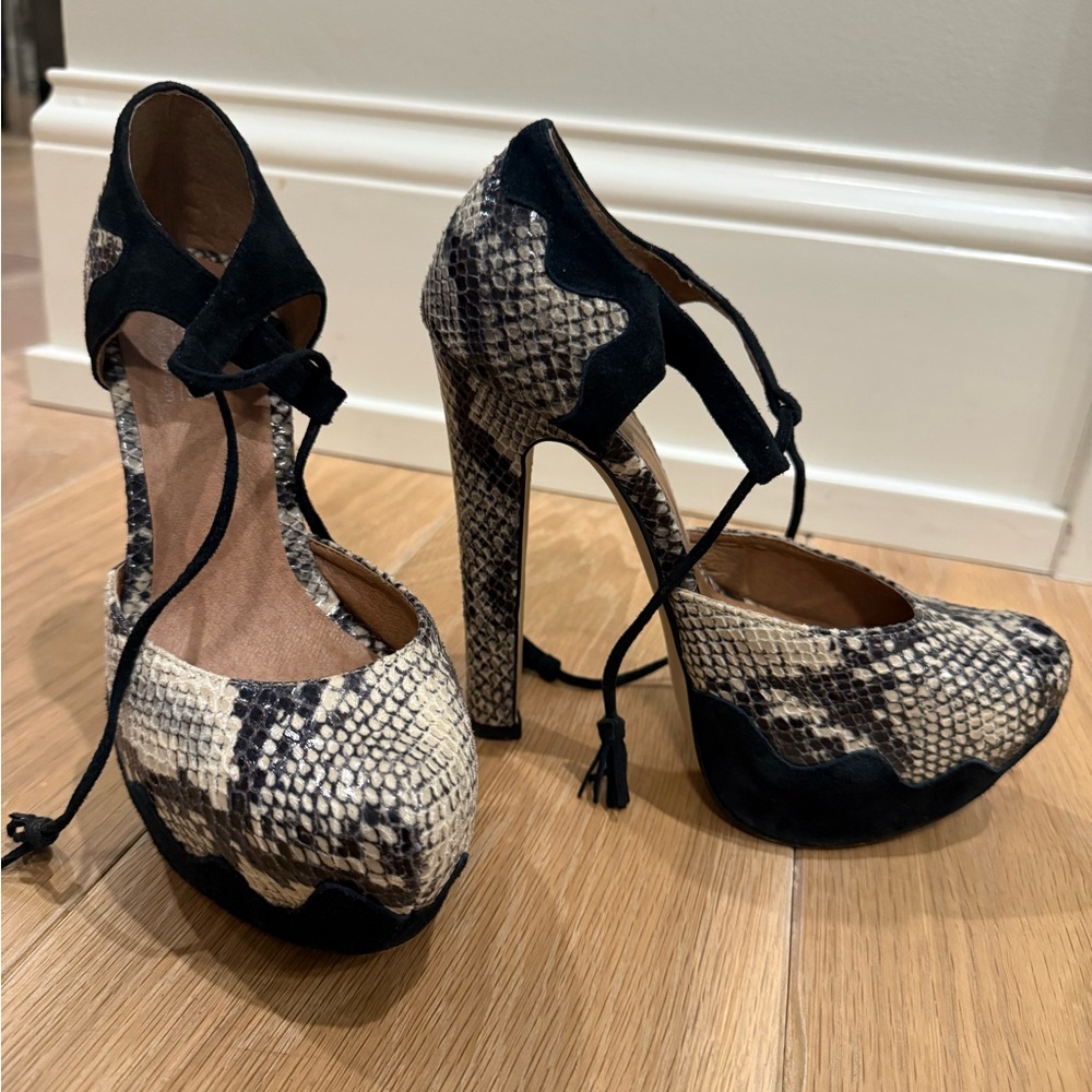 Chic Snakeskin Patterned Women's Heels